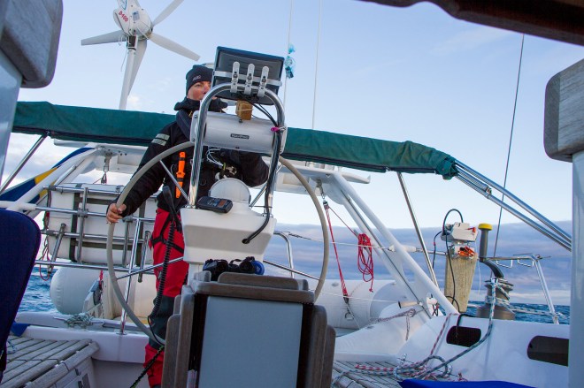 Kajsa parerar vågor med säker hand