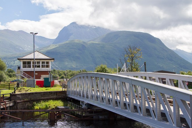 Tågbron i Corpach som The Jacobite korsar