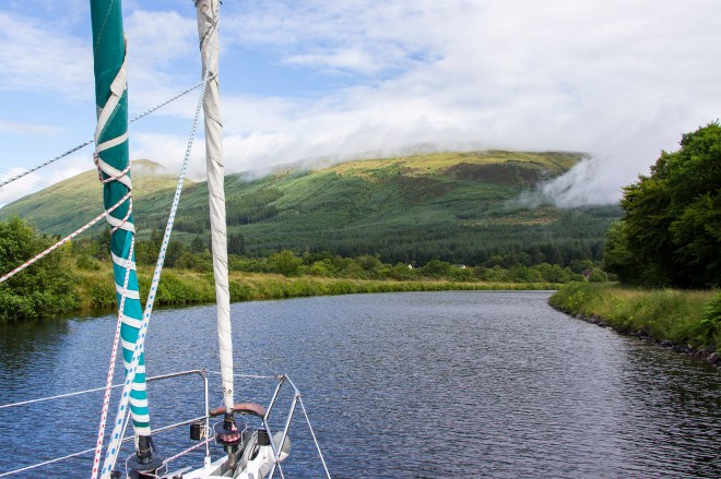 Ibland är det så vackert så det gör ont. Man vill bara gå iland och sätta sig i en slänt och läsa Sagan om ringen...