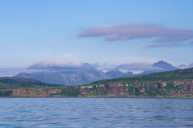 Rum tittar fram bakom Eigg. Ön som vi tvingades lämna dagen innan. Nu hade det varit perfekt för ett besök...