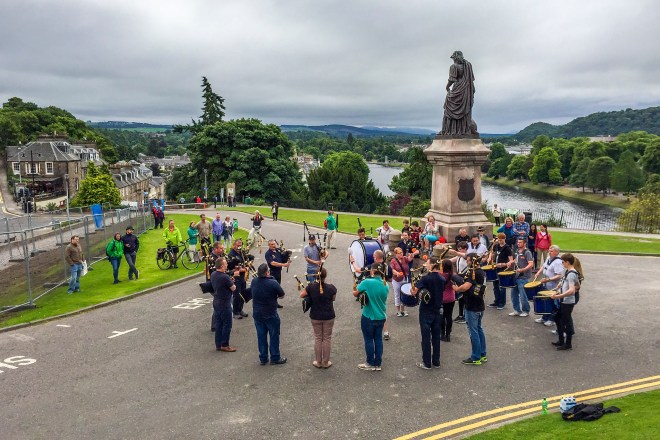 Ett säkkpipegäng övar uppe vid Inverness Castle. Riktigt mäktigt när man står nära och känner basgångarna. 
